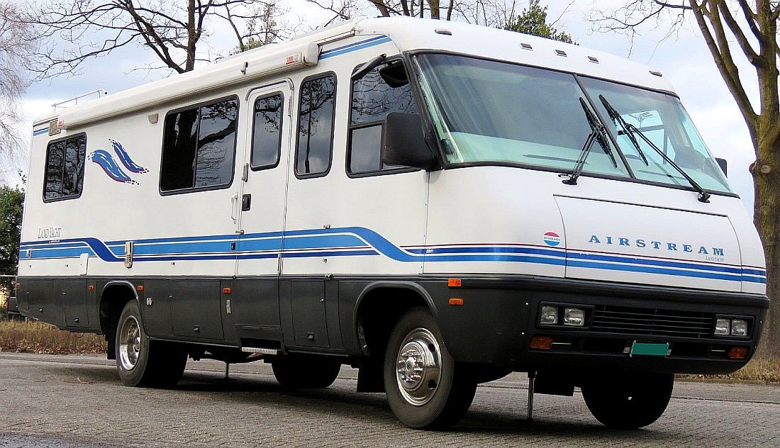 airstream land yacht 30